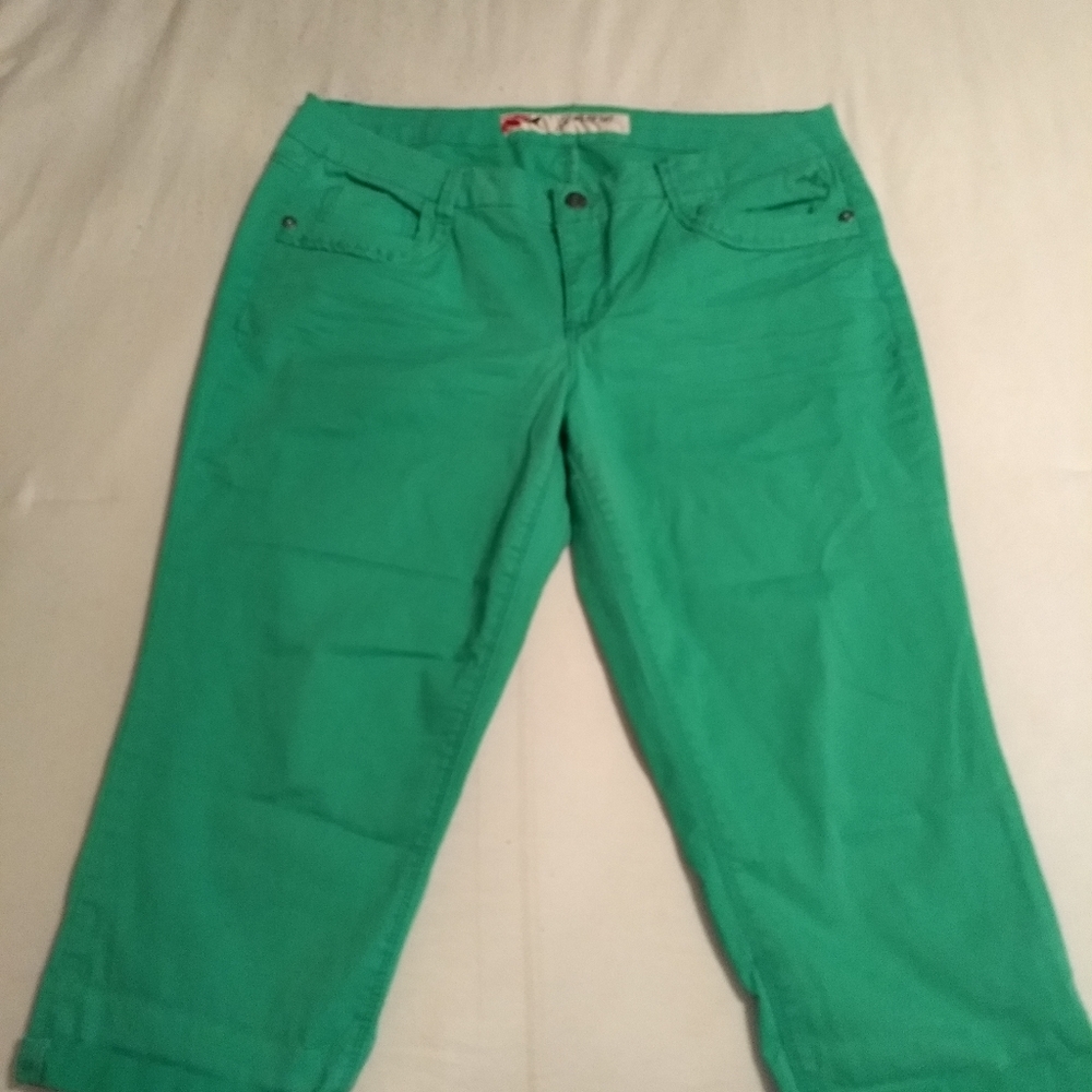 Green capris